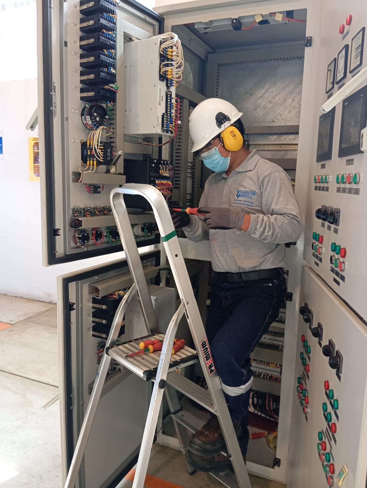 Trabajo en tablero de control