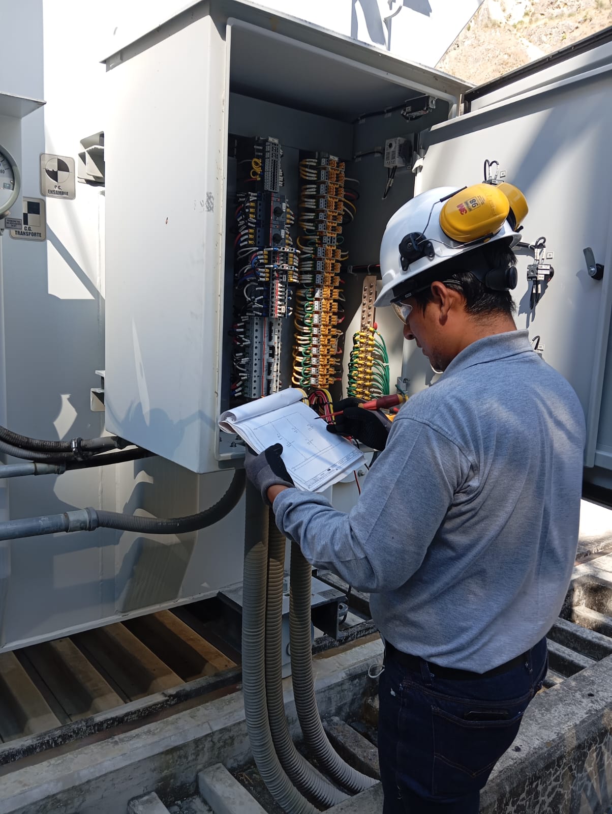 Inspección de transformador en campo